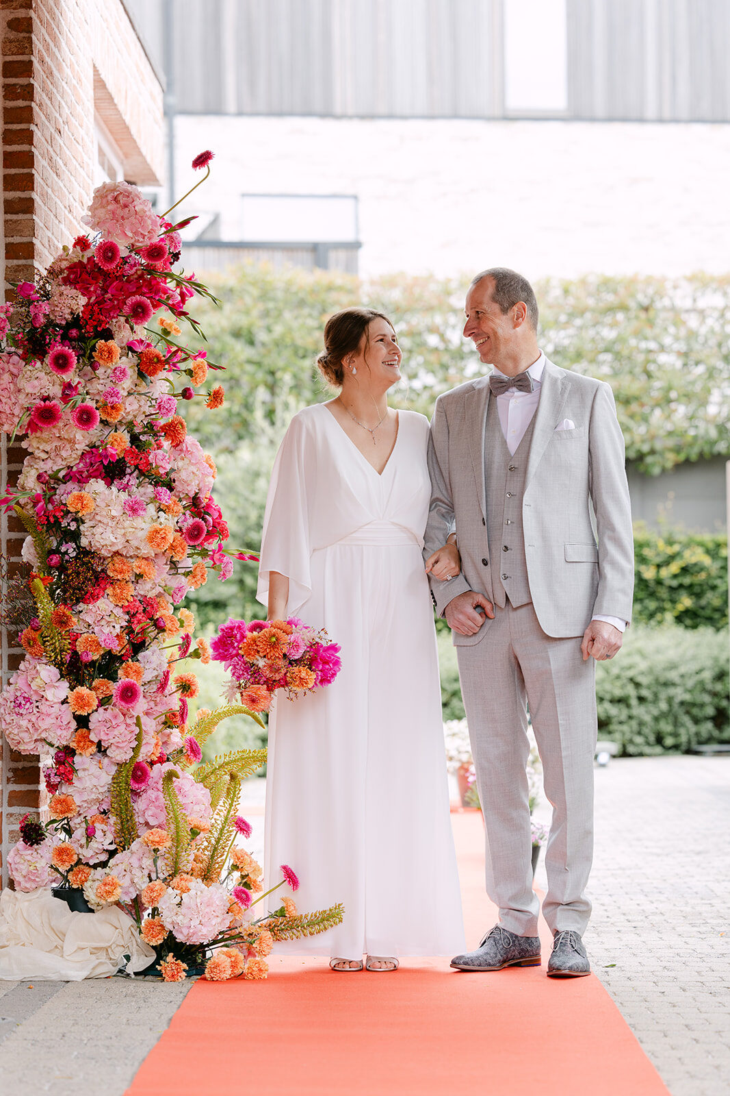 Lara & partner — bruidspaar met bloemenwand
