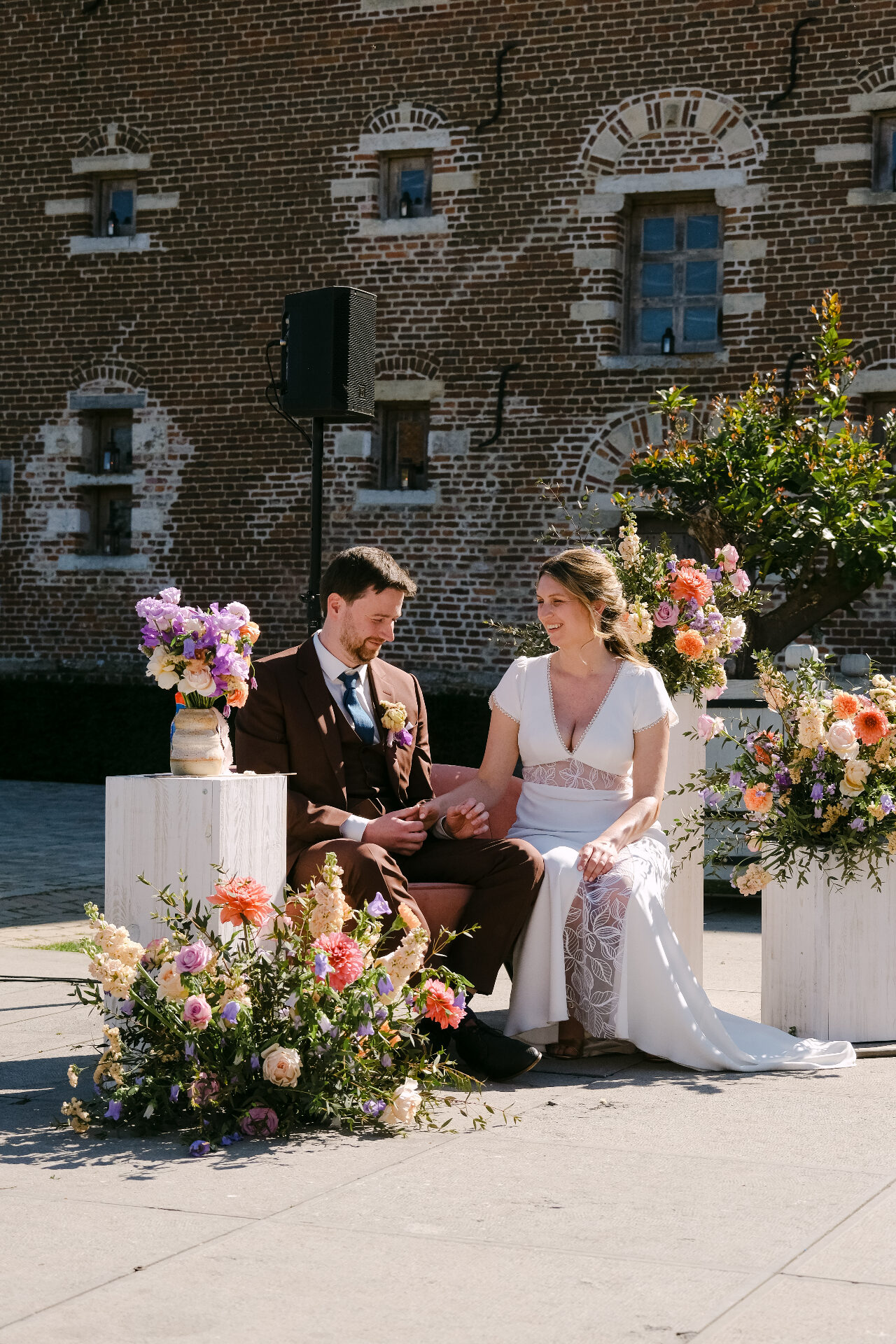 Yannah & Brecht — ceremonie met kleurrijke bloemen